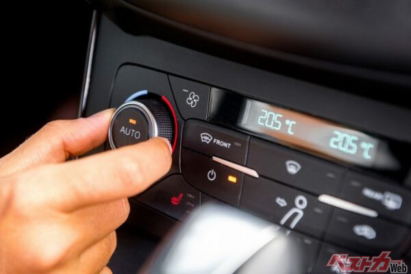暖房を全開にしたくなるが、エンジンが冷えているうちは逆効果になることも。AUTOモードや控えめな風量設定が効率的だ（PHOTO：Adobe Stock_ benjaminnolte）