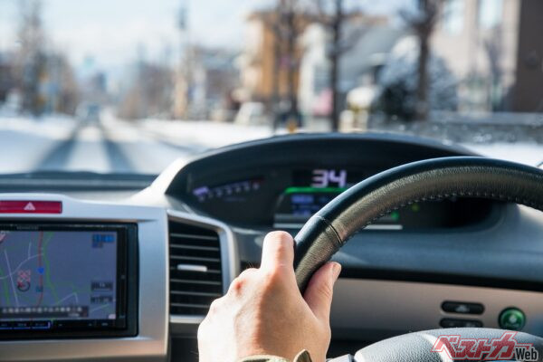 エンジンをかけたら、穏やかに走り出すのが暖房を早く効かせるコツ。アイドリングで待つより、水温はスムーズに上昇する（PHOTO：Adobe Stock_tkyszk）