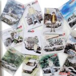 エモさバツグンな表紙を日常に貼れる！　東京オートサロン2026で『頭文字Ｄ』マグネットを販売！