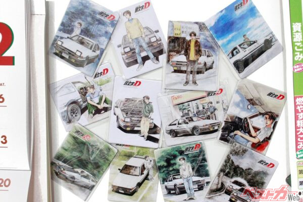 エモさバツグンな表紙を日常に貼れる！　東京オートサロン2026で『頭文字Ｄ』マグネットを販売！