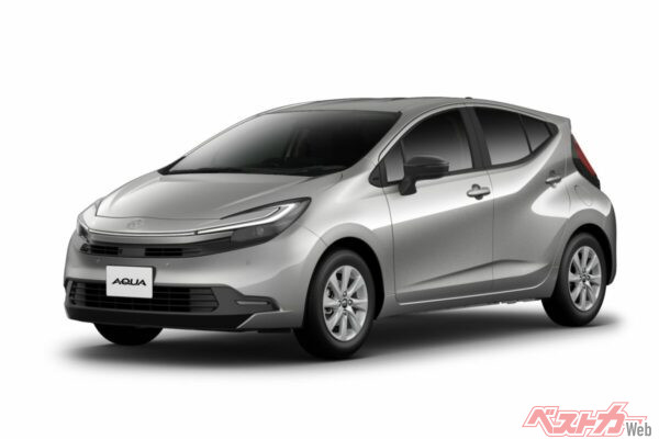 物価の上昇と収入が釣り合わない現代では、実用性の高いクルマに注目がいく。画像は2025年9月に一部改良されたトヨタ アクア