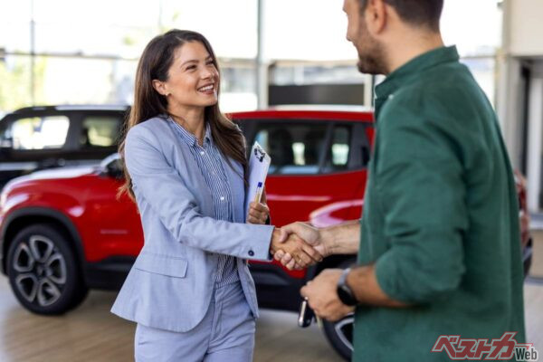 ローンや保険も一緒に契約したいことを伝えると担当のディーラーマンも積極的に話を進めてくれるだろう(Graphicroyalty@Adobe Stock)