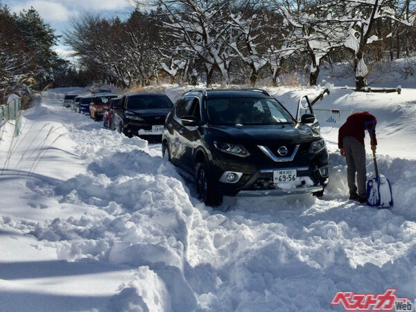 スタッドレスタイヤやチェーンがあるからといって過信は禁物