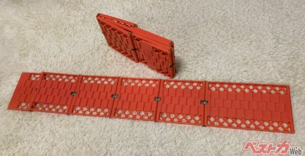 スタックした時に使用する脱出用プレート。折りたたみ式の物なら、使わない時も場所を取らない。フロアマットは雪面に食い込まず、タイヤが回転すると後方に吹き飛んでしまうことがあるので、専用の物を用意したい