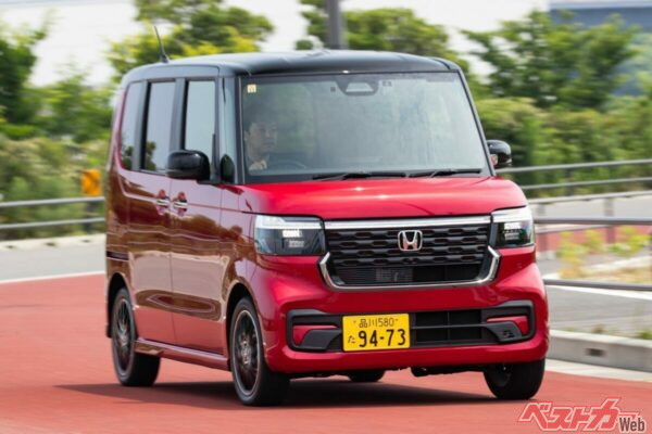 灯火類がフルLEDでコストがかかっているホンダ N-BOX。ターボモデルはトルクフルで走りもイイ！
