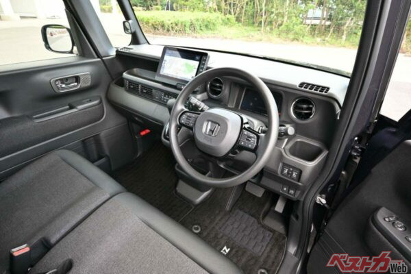 2代目（先代）と比べて、上質感はイマイチな現行型。SNS上でもこういった声があるということは、オーナーの多くが感じているのだ