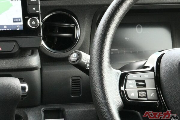 ウインカーレバーの先端に360度カメラのスイッチを装着できる。直感的に操作できるレイアウトで、とても使いやすい