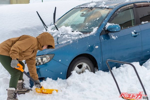 大雪で立ち往生してしまった！　そんな時どうする？　EVのバッテリーは何時間持つ？　気を付けるべきポイントとクルマに積んでおきたいもの