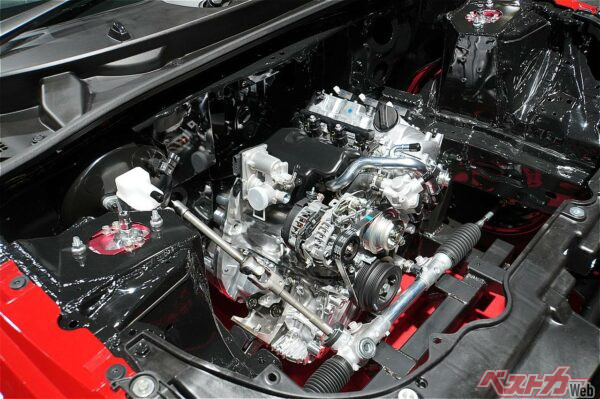 エンジンの搭載位置は恐ろしいほど低く、奥にある。左右を貫くステアリングギアボックスよりも後ろにある点に注目