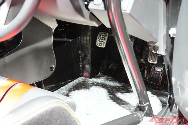 クラッチペダル左にはフットレストが。軽自動車でこれを作るのは至難の業