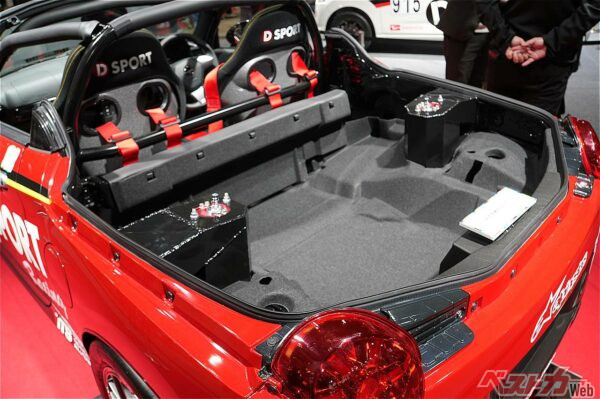 リアラゲッジに突き出た強固なストラットタワー。屋根が小さくできればこれでも格納が可能だという