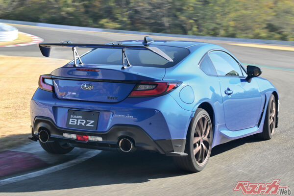 縁石まで攻めても挙動が乱れることはなく、ハンドリングに安定感がある