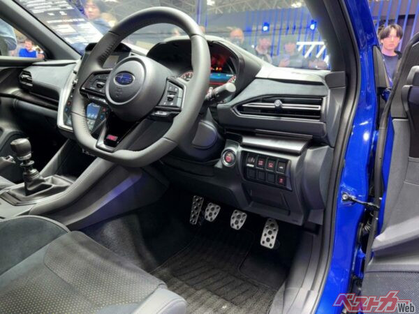 3ペダルを待ち望んだファン待望のモデル。ペダルにはアルミのプレートが装着されており、正確なペダルワークの助けとなる