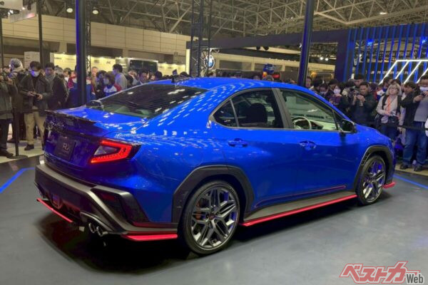 同時に発表された特別仕様車「STI Sport R-Black Limited II」は大型ウイングを搭載していたが、「WRX STI Sport♯」はあえてのダックテールのみだ