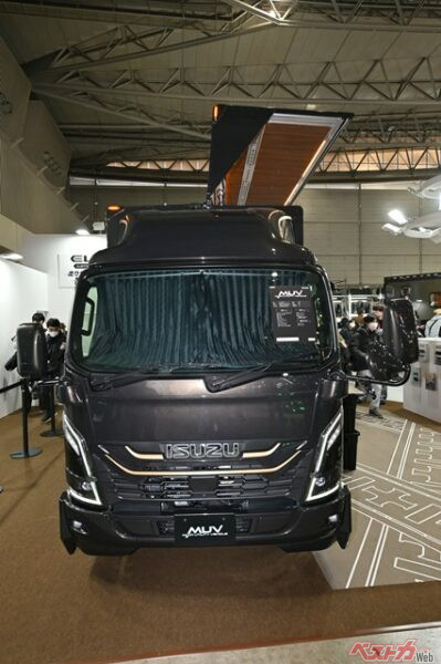 よーく見るとただの黒ではなく上品は光沢が