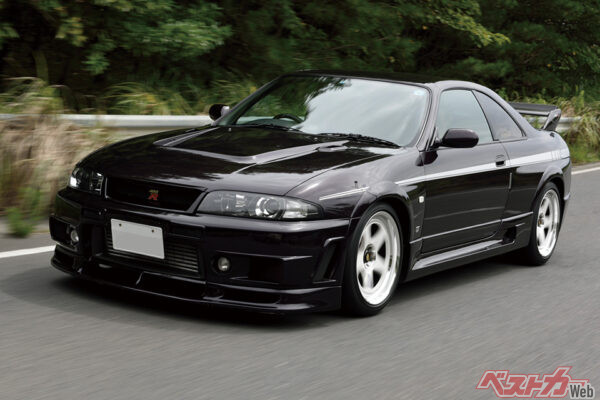 日産 スカイライン R33 GT-R NISMO 400R（1995年）。新車価格は約1200万円と破格。現在は億単位で取引されることも