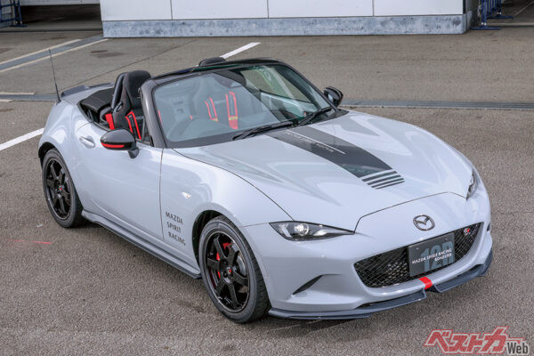 マツダ スピリットレーシング ロードスター12R（2025年）。エキゾーストマニホールドはフジツボと共同開発。4-2-1排気から4-1へ排気化したほか、4本のパイプの長さを統一し径を拡大