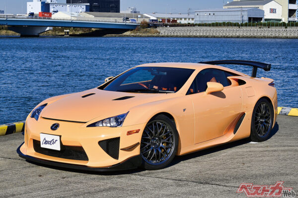 レクサス LFA ニュルブルクリンクパッケージ（2011年）。ハイグリップタイヤに対応するべく専用のサスペンションを採用する