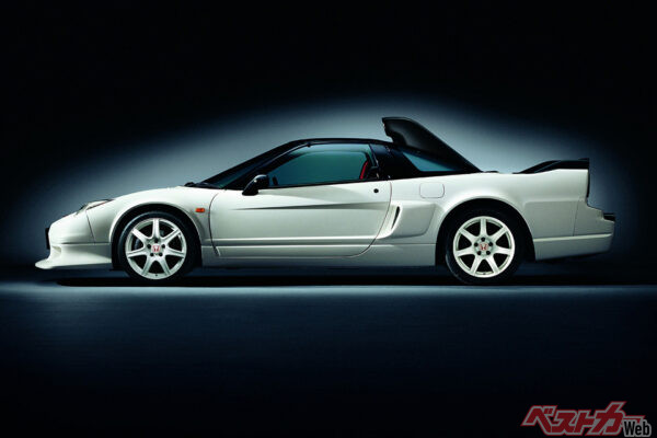 ホンダ NSX-R GT（2005年）。ホモロゲーション取得を目的として生産。もっとも顕著な変更点は空力