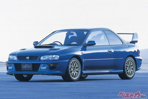スバル インプレッサ22B-STiバージョン（1998年）。WRC参戦マシンのイメージを再現するため前後にブリスターフェンダーを装着し、全幅は大幅に拡大