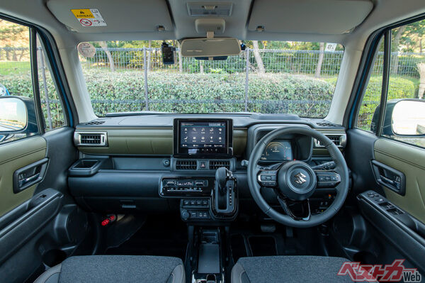 インテリアはインパネとドアトリムのデザインを全面的に変更。力強さと上質さを演出