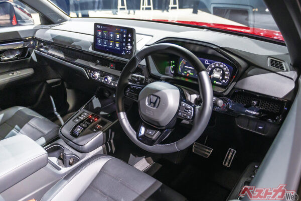 グーグル搭載のディスプレイオーディオが組み込まれており、アプリをインストールすることで機能のアップデートが可能