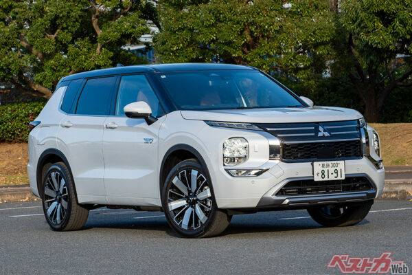 こちらはOEM元である三菱 アウトランダーPHEV。ローグPHEVをOEM車とすることで、日産はPHEVをラインナップに追加することができる