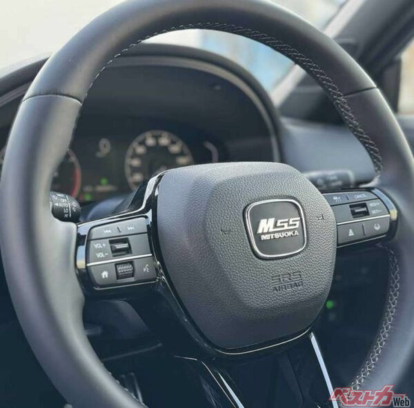 ベースはシビックながら、専用ロゴ入りシートや加飾により雰囲気は別物。見た目はクラシックでも中身は最新だ