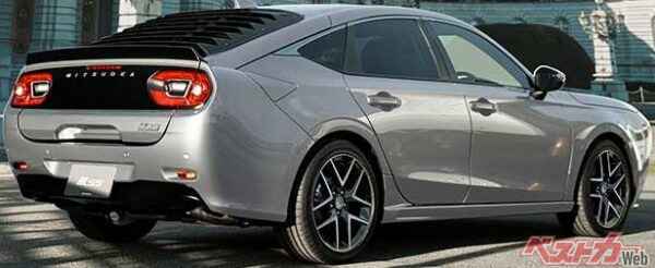 リアウインドウルーバーとダックテールの組み合わせは、まさに70年代テイスト全開。ケンメリや当時のアメ車を知る世代には刺さる造形だ