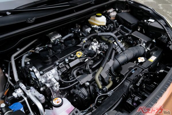 同カテゴリーで初めてフルハイブリッドを搭載。熟成されたトヨタのハイブリッドシステムとバッテリーの高効率な配置により、軽自動車サイズに近い小型車でも快適な走りと実用性を提供する