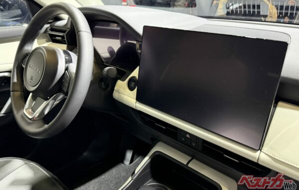 タッチパネルながらブラインド操作も難なくこなせるべく調整中だという