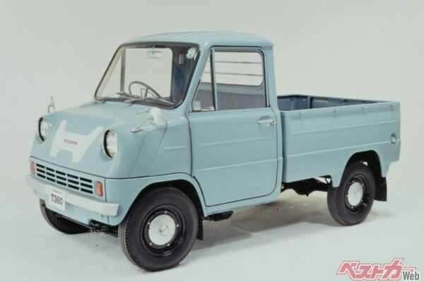 1963年8月に発売された軽トラック「T360」。ホンダ初の四輪自動車として登場したモデルだ。Hマークがひときわ目立って見えるように配されている