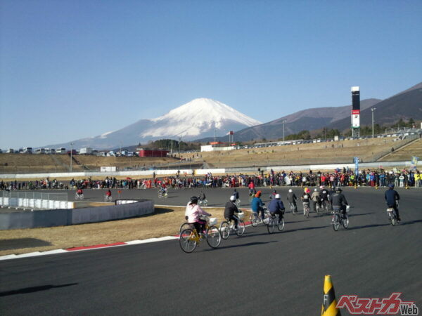 富士スピードウェイはモータースポーツだけでなく、ママチャリレースで有名。富士、鈴鹿、もてぎなどの各サーキットでは頻繁に自転車競技も開催される