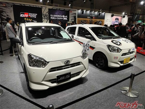 ミライースtuned by D-SPORT Racing。右はカスタム例車両