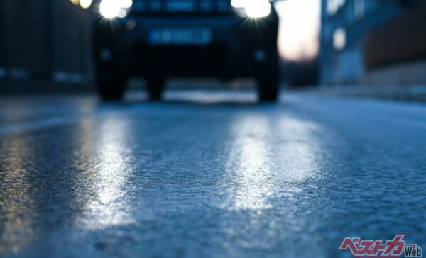 ブラックアイスバーン対策の基本は、滑る前にスピードを落とすこと。十分な車間距離が、最大の安全装備になる(PHOTO:Adobe Stock_Dragoș Asaftei)