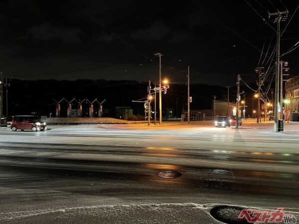 一見すると濡れた路面に見えるブラックアイスバーン。気づいたときには、すでにタイヤがグリップを失っていることも少なくない(PHOTO:写真AC__もちもち_)