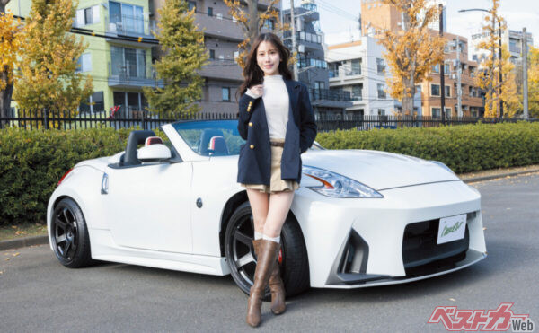 タレント・レースアンバサダー 名取くるみさん。日産 フェアレディZロードスター（Z34）とともに。寒くないのかな…とちょっぴり心配しましたが「冬でもオープン気持ちいい！」とのこと