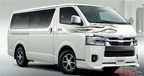 9型ハイエースのアクセサリー装着車。注目はボンネットフードからドアにかけてのステッカー!