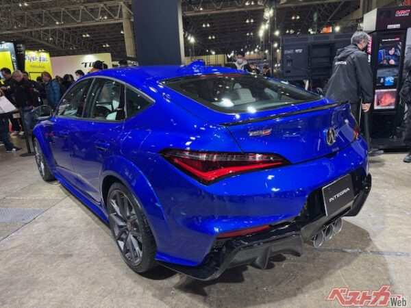 控え目なリアスポイラーと、大型のディフューザー、3本出しマフラーが特徴