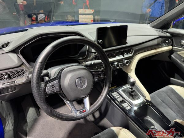 ブラックカラーをベースとして、アイボリーの加飾が施されているインテリア。マニュアルミッションのシフトノブがクルマ好きをくすぐる