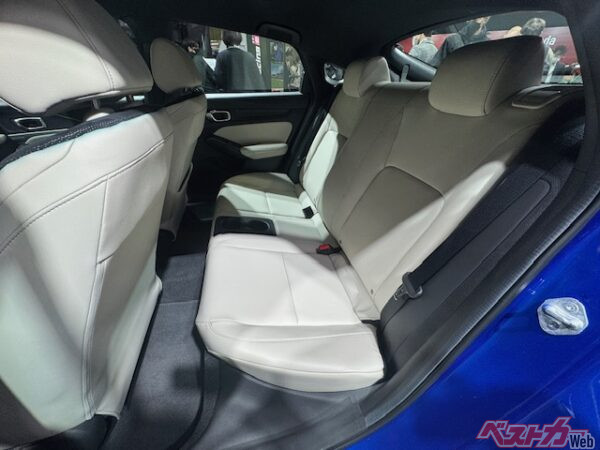 実際にリアシートに座ってみたが足元、頭上空間ともに広々としている