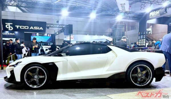 オールカーボンファイバー製でパワートレインはハイブリッド