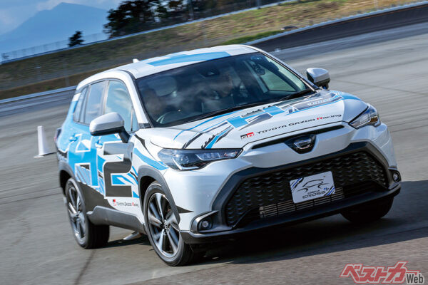 水素エンジンを搭載したトヨタ カローラクロス。巡航時の燃費性能向上のためリーンバーンを採用する