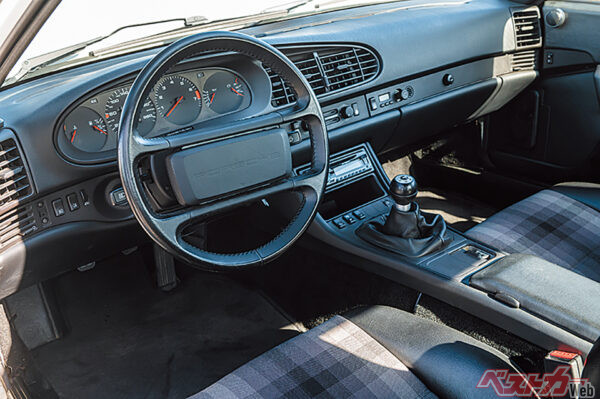 ポルシェらしい独創性が際立つインテリア。ダッシュボードには割れや色褪せがなく、当時のままのオリジナル状態を保つコックピットが魅力