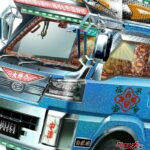 お目立ち度はオートサロンで一番？　昭和がプンプン匂うダイハツのデコトラがガチすぎた!!!