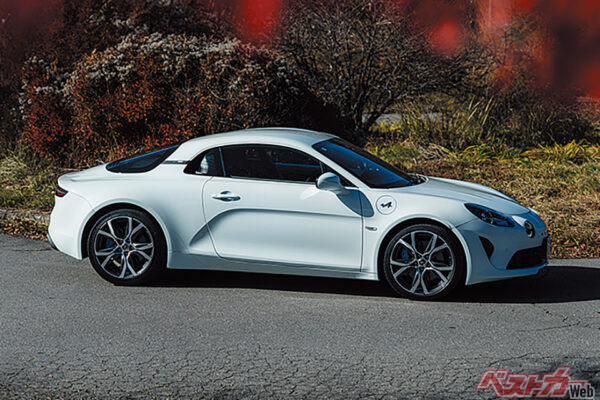 アルピーヌ A110 アニバーサリー。3台のなかで一番ベースとなるモデルで、しなやかなシャシーが魅力。最高出力は252ps、最大トルクは32.6kgm