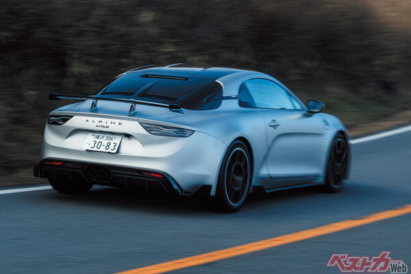 アルピーヌ A110 R70。レースカーに乗るような刺激的な味わい