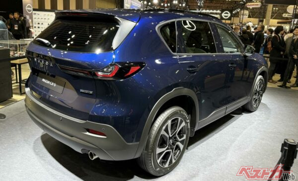 新型CX-5のリアはCX-60などに近いテールランプがキモ。これ素直にカッコいいです