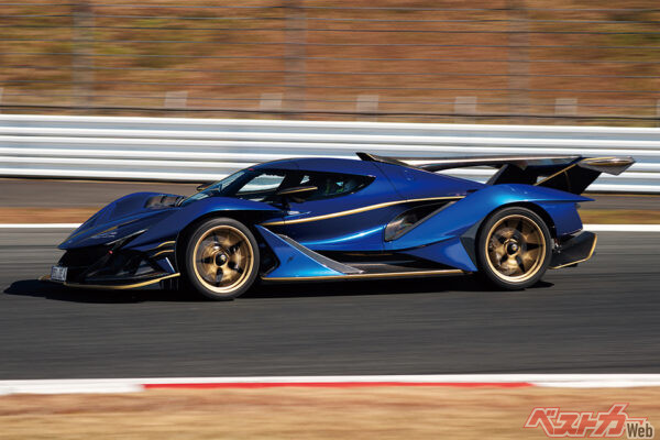 アポロ インテンサ エモツィオーネ。心臓部の6.3L・V12エンジンは自社開発。シャシーはすべてフルカーボンで、車両重量はわずか1250kg。世界で10台のみ生産された超希少車だ