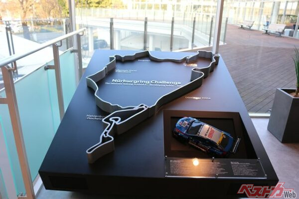 ニュルブルクリンク北コースの図。ニュルを走ったことはメーカーなどにとって称号のようなものだ。写真はSTIショールームにて